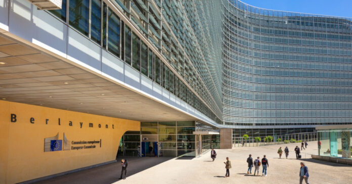 Absolvenții de învățământ profesional vor putea aplica pentru stagii plătite la Comisia Europeană