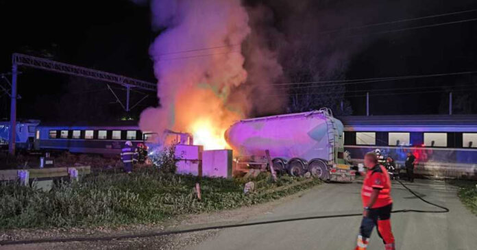 Accident feroviar în Bacău: tren de călători coliziune cu autocisternă, 200 de pasageri evacuați Accident feroviar în Bacău: tren de călători coliziune cu autocisternă, 200 de pasageri evacuați
