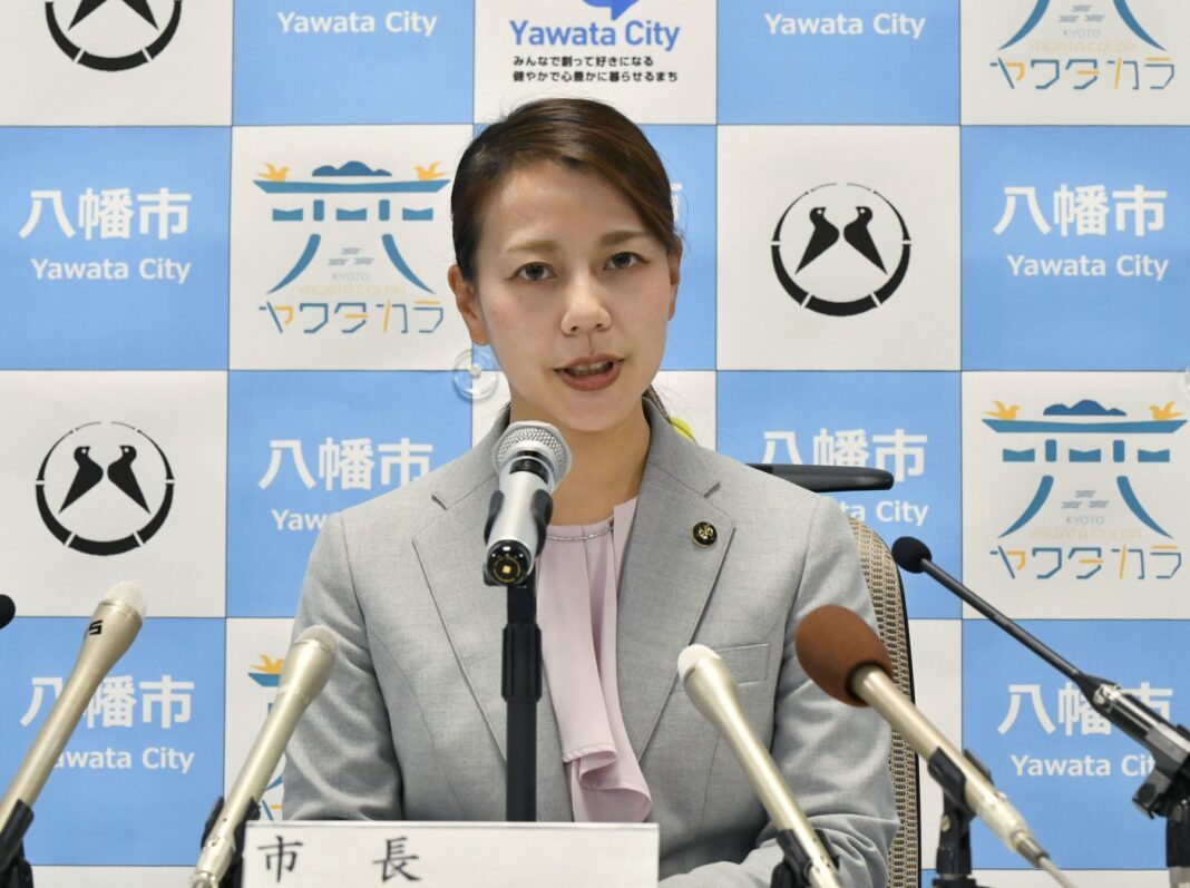 Cea mai tânără primăriță din Japonia intră în concediu de maternitate, stârnind controverse