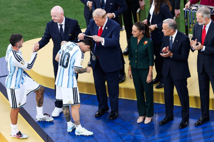 Cristian Romero nu i-a strâns mâna lui Donald Trump la ceremonia de premiere a Cupei Mondiale 2026 Cristian Romero nu i-a strâns mâna lui Donald Trump la ceremonia de premiere a Cupei Mondiale 2026