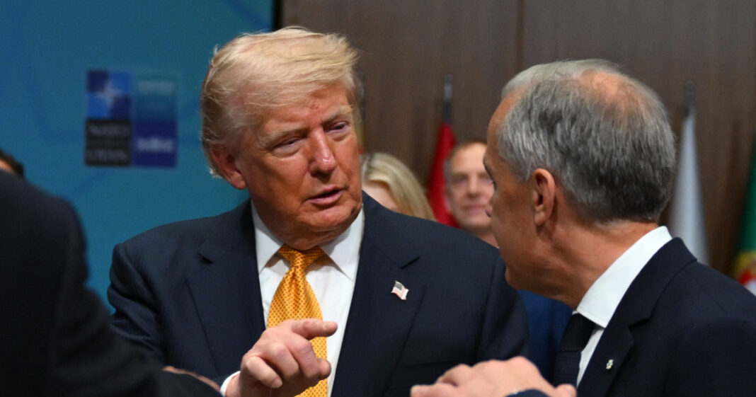 Donald Trump impune taxe vamale de 50% pentru vin, crose de hochei și ciment din Canada