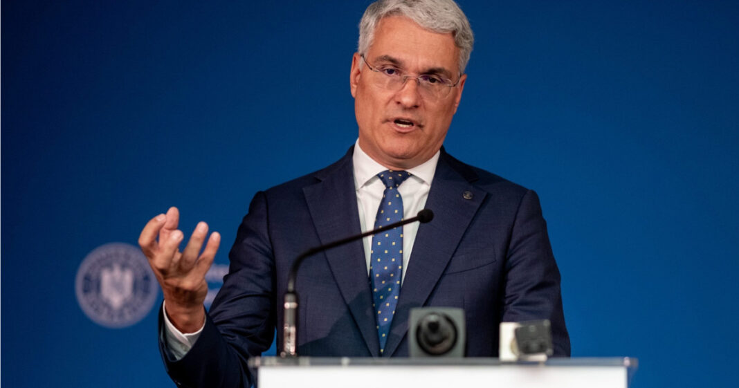 Dragoș Pîslaru promite surprize plăcute în noul proiect de lege privind salarizarea unitară Dragoș Pîslaru promite surprize plăcute în noul proiect de lege privind salarizarea unitară
