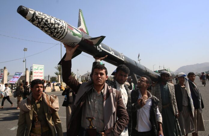 Iran a transportat comandanți ai Gărzii Revoluționare și echipamente militare în Yemen