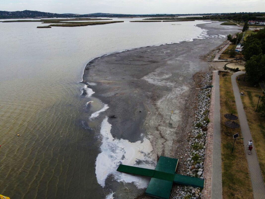 Lacul Velența din Ungaria atinge cel mai scăzut nivel al apei din 1931 Lacul Velența din Ungaria atinge cel mai scăzut nivel al apei din 1931
