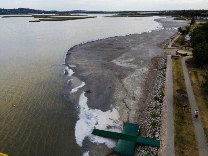 Lacul Velența din Ungaria atinge cel mai scăzut nivel al apei din 1931 Lacul Velența din Ungaria atinge cel mai scăzut nivel al apei din 1931