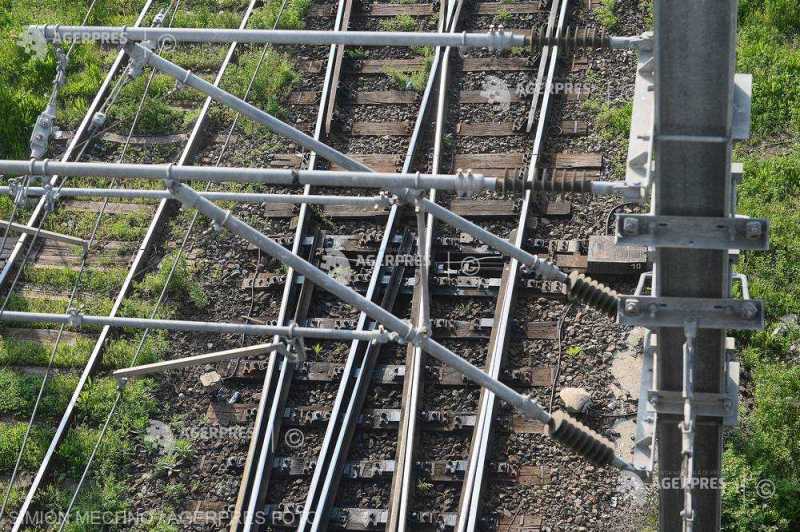 Linia de contact Săcueni Roman-Galbeni, repusă sub tensiune după un accident feroviar Linia de contact Săcueni Roman-Galbeni, repusă sub tensiune după un accident feroviar