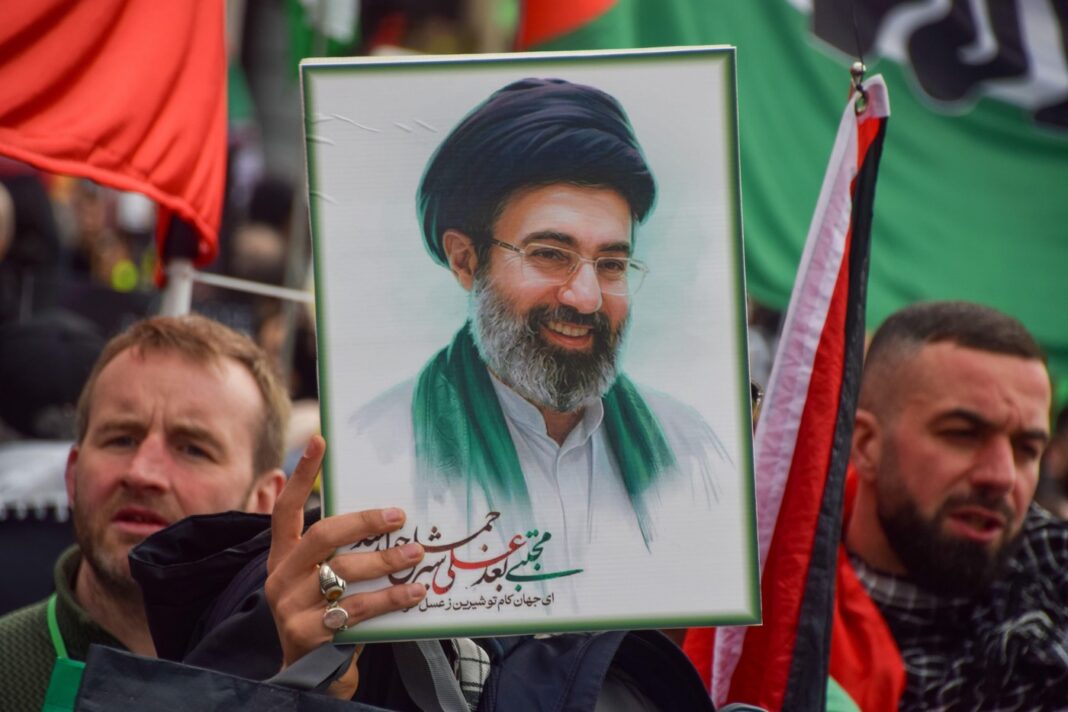Mojtaba Khamenei nu este în contact cu nimeni, afirmă socrul său