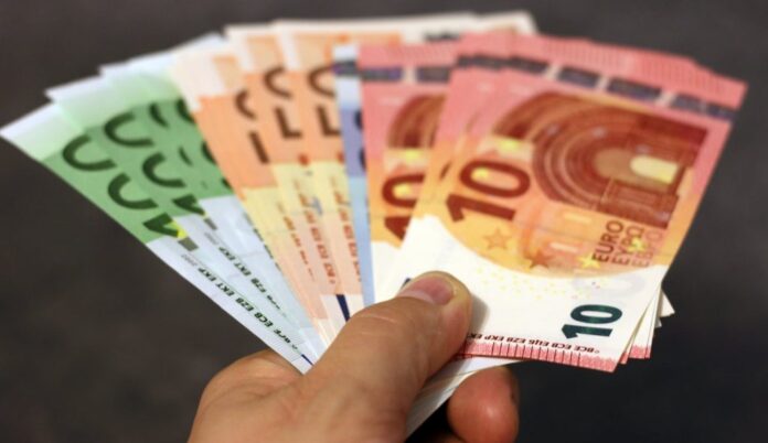 O profesoară din Germania a încasat salariul timp de 17 ani în concediu medical