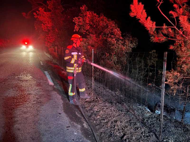 Pompierii români din IGSU intervin în Franța la un incendiu major de vegetație în Departamentul Var Pompierii români din IGSU intervin în Franța la un incendiu major de vegetație în Departamentul Var