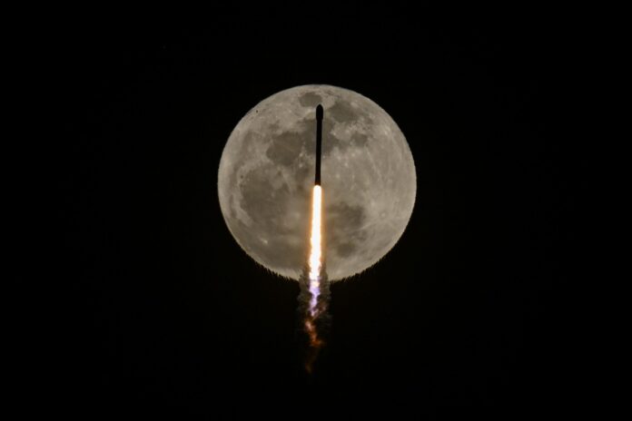 Rachetă SpaceX a lui Elon Musk, posibilă coliziune cu Luna pe 5 august, anunță NASA