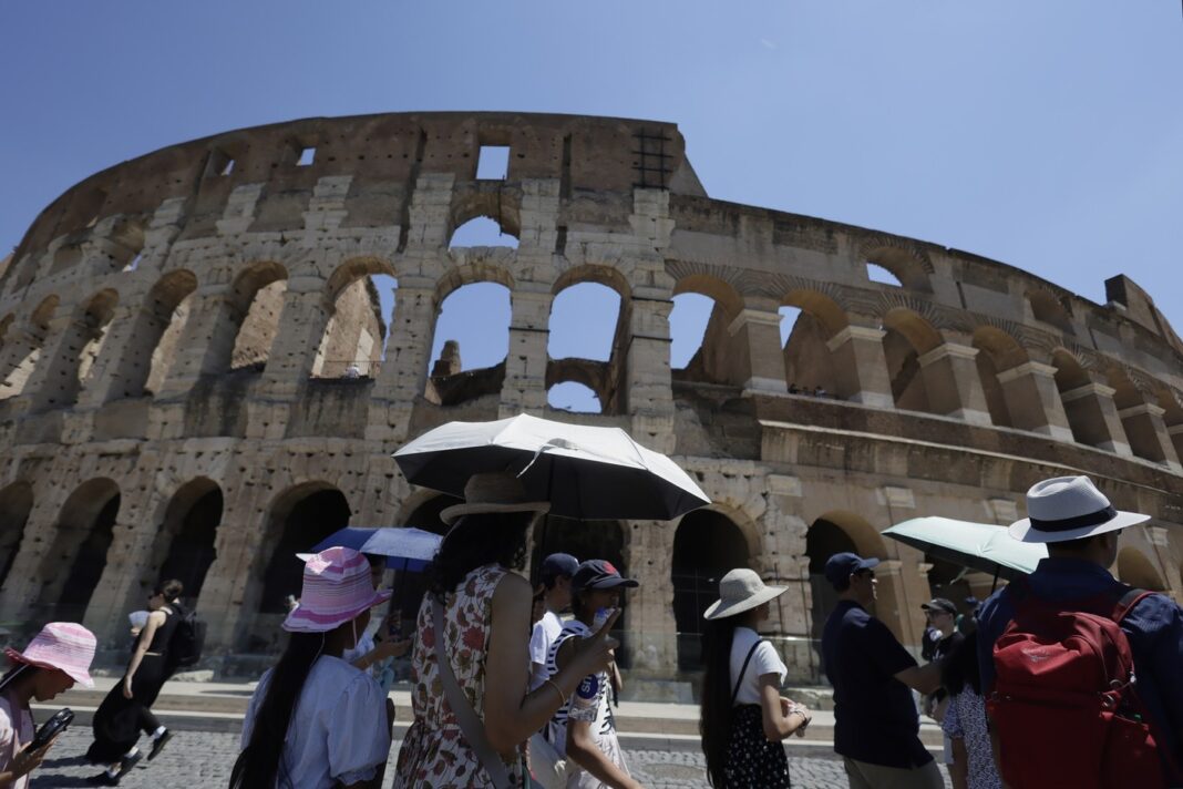Temperaturi de până la 43 de grade Celsius și 15 orașe italiene sub cod roșu de căldură