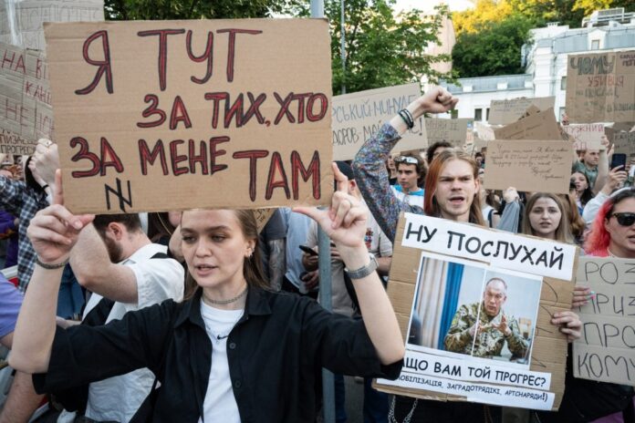 Zelenski ia în considerare demiterea comandantului-șef Oleksandr Sîrskîi, în urma protestelor masive Zelenski ia în considerare demiterea comandantului-șef Oleksandr Sîrskîi, în urma protestelor masive
