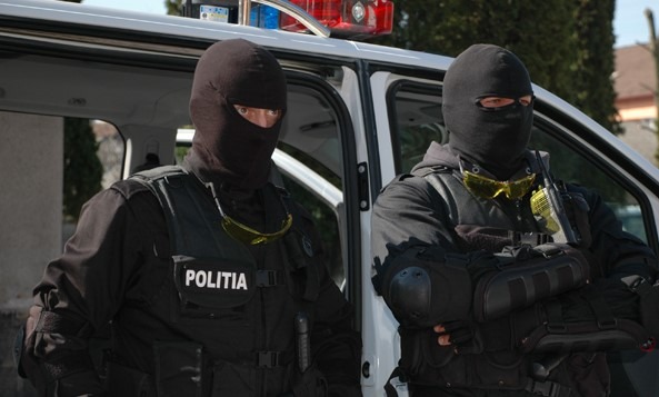 Șapte covăsneni reținuți după atacul asupra unui echipaj de poliție în Brașov Șapte covăsneni reținuți după atacul asupra unui echipaj de poliție în Brașov