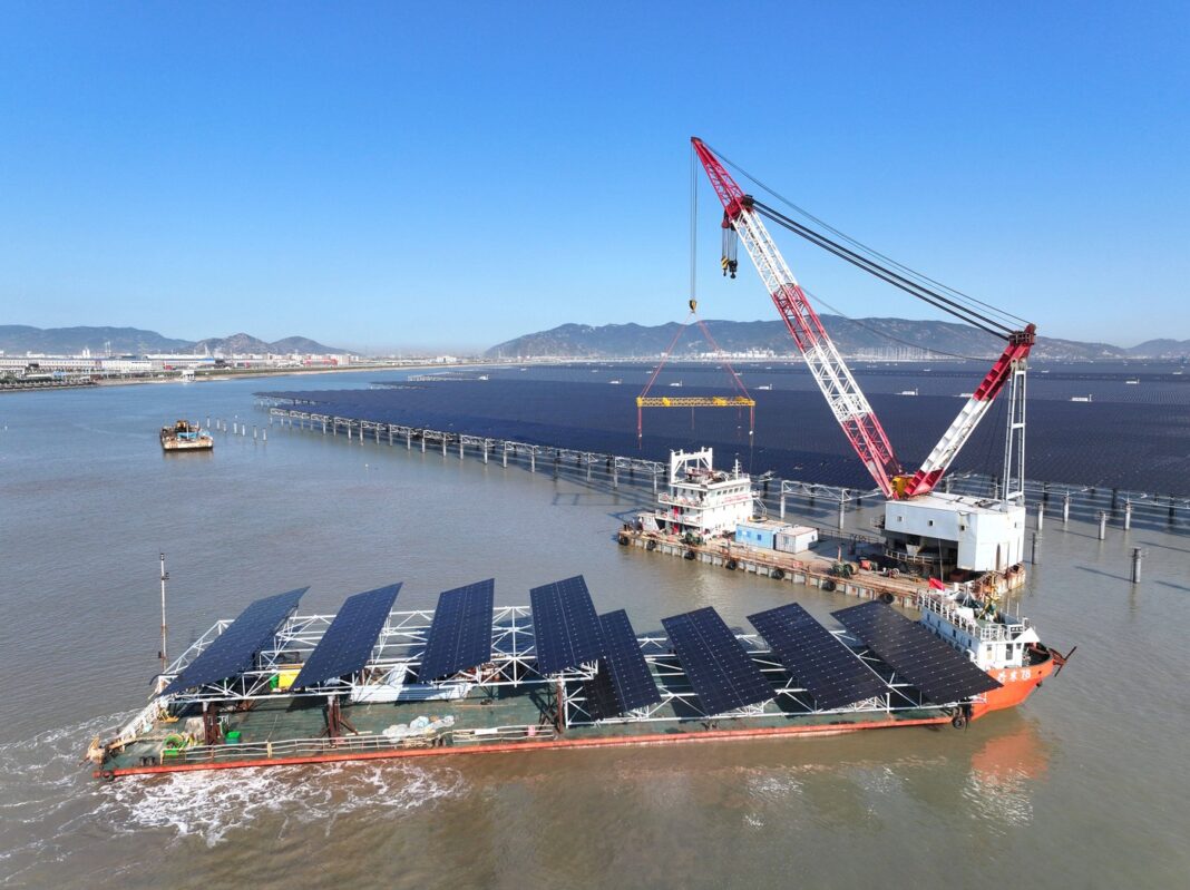 Cercetătorii testează cu succes panouri solare la 10 metri sub apă în China Cercetătorii testează cu succes panouri solare la 10 metri sub apă în China