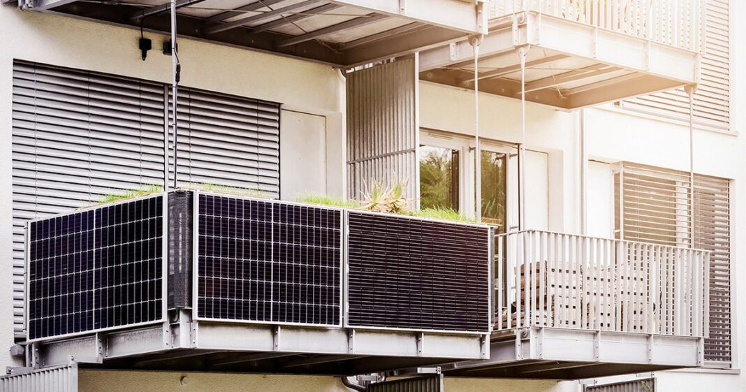 Parlamentul analizează costurile și eficiența panourilor fotovoltaice pe balcoane și blocuri Parlamentul analizează costurile și eficiența panourilor fotovoltaice pe balcoane și blocuri