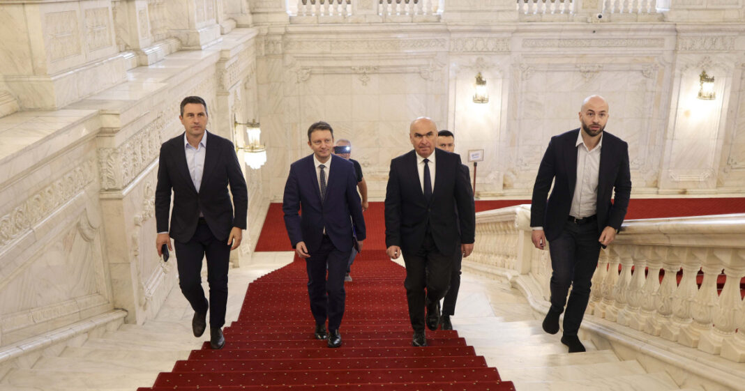 Siegfried Mureșan prezintă programul de guvernare cu 28 de linii directoare în fața Parlamentului Siegfried Mureșan prezintă programul de guvernare cu 28 de linii directoare în fața Parlamentului