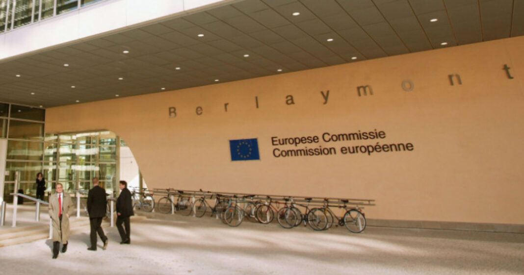 Sindicaliștii români protestează la Bruxelles pentru deblocarea negocierilor colective și majorarea salariului minim Sindicaliștii români protestează la Bruxelles pentru deblocarea negocierilor colective și majorarea salariului minim