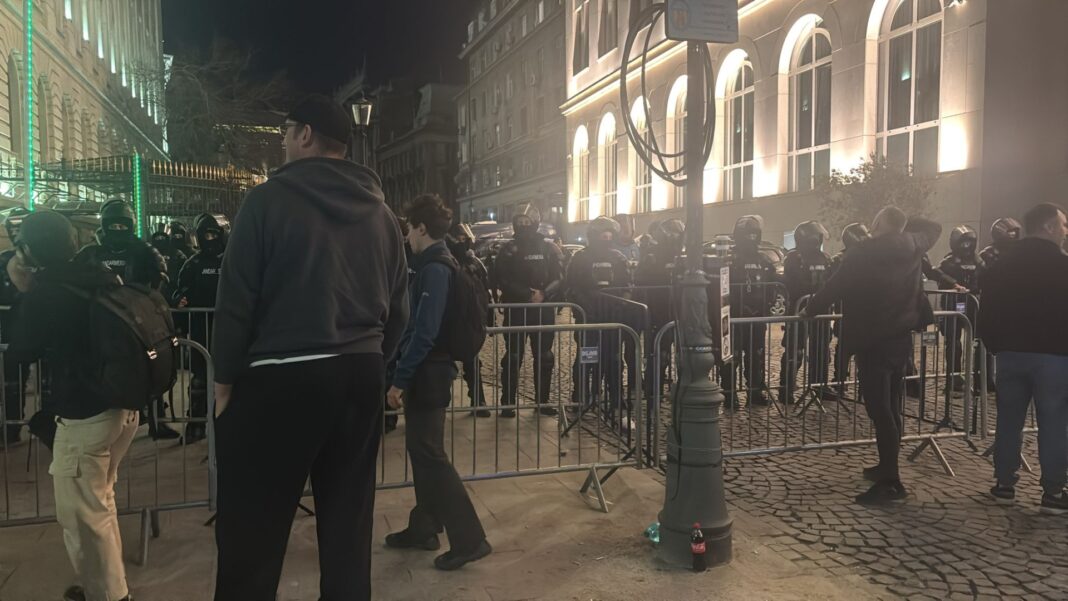 Aproximativ 150 de persoane protestează pentru eliberarea lui Călin Georgescu în fața Arestului Central