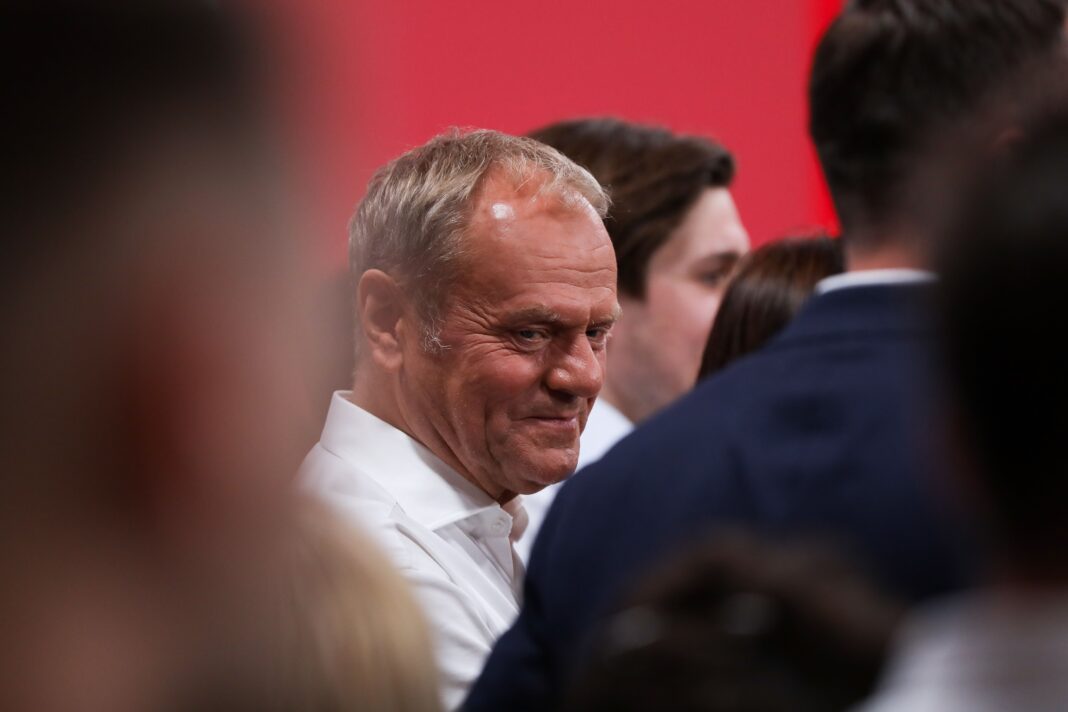 Bărbat arestat pentru că deținea bombe artizanale și plănuia asasinarea lui Donald Tusk Bărbat arestat pentru că deținea bombe artizanale și plănuia asasinarea lui Donald Tusk