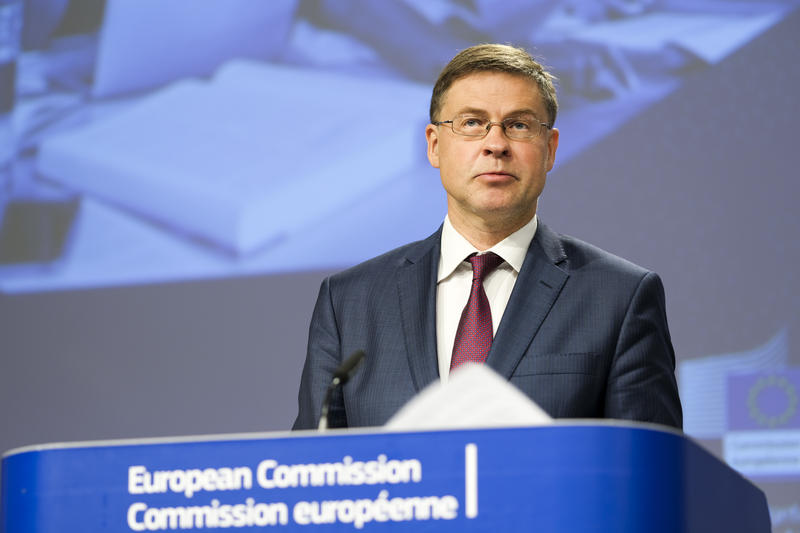 Comisia Europeană respinge propunerea de impozitare a profiturilor excepționale din energie Comisia Europeană respinge propunerea de impozitare a profiturilor excepționale din energie
