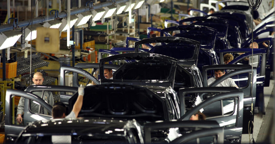 Dacia oprește temporar producția la uzina de la Mioveni și introduce program de plecări voluntare Dacia oprește temporar producția la uzina de la Mioveni și introduce program de plecări voluntare