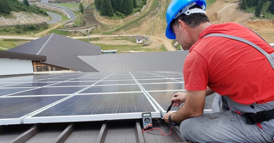 Defecțiunile sistemelor fotovoltaice: ce piese se pot înlocui și cine suportă costurile reparației