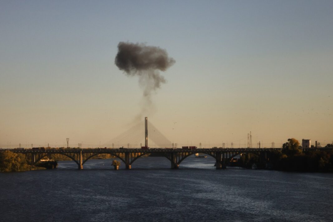 Podul de Nord din Kiev a fost lovit de ruși în timpul unei alerte aeriene