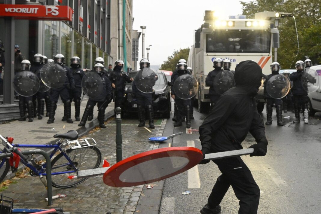 Protestele sindicale din Bruxelles se transformă în violențe lângă gara centrală