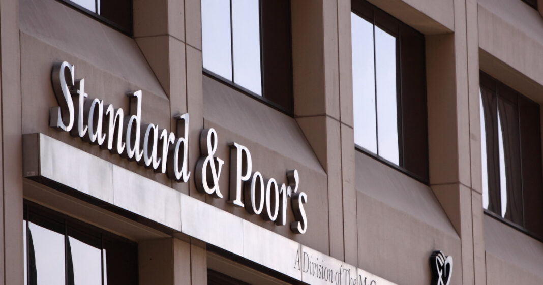 S&P menține ratingul României la BBB-, dar perspectiva rămâne negativă S&P menține ratingul României la BBB-, dar perspectiva rămâne negativă